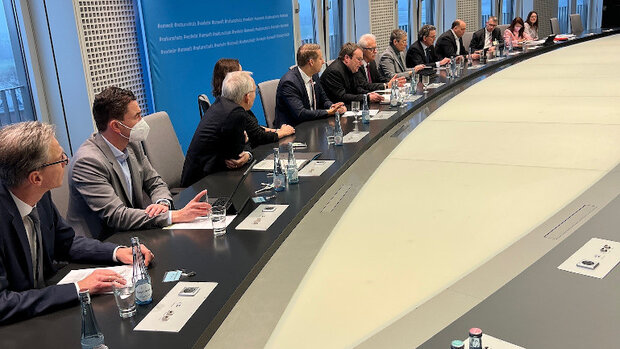 Vertreterinnen und Vertreter des Landes, der Bezirksregierungen und Kommunen vor der Unterzeichnung der "Regional-Initiative Wind". Für den Städtetag NRW mit dabei: Sibylle Keupen, Mitglied des Vorstandes des kommunalen Spitzenverbandes und Oberbürgermeisterin aus Aaachen  