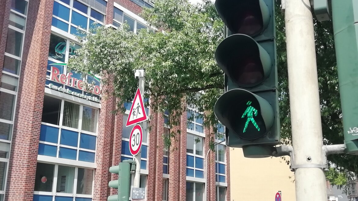Ob eine größere Gruppe queren möchte oder sich Menschen nur sehr langsam bewegen, kann die Künstliche Intelligenz erkennen und verlängert entsprechend die Ampelphase.