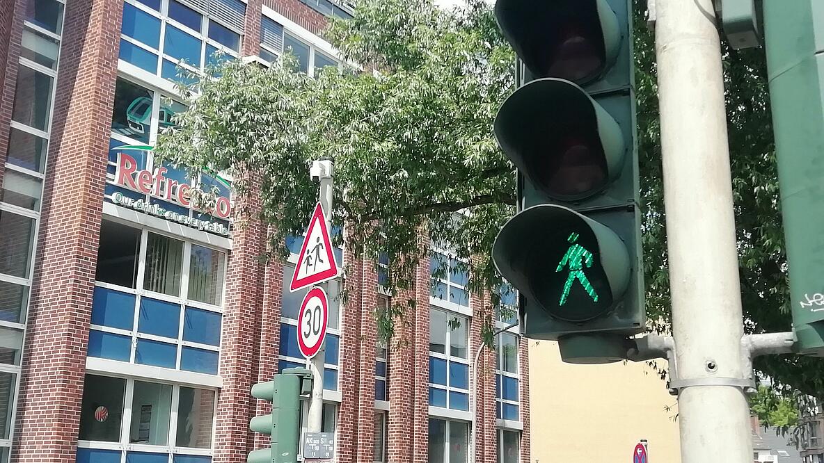 Ob eine größere Gruppe queren möchte oder sich Menschen nur sehr langsam bewegen, kann die Künstliche Intelligenz erkennen und verlängert entsprechend die Ampelphase.