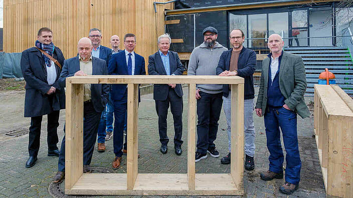 Vertreter der Stadt Oberhausen mit beteiligten Unternehmen bei der Vorstellung des Strohdämmprojekts