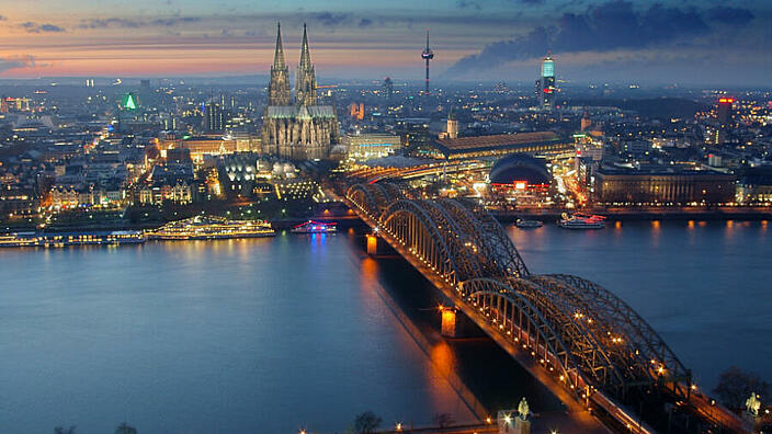 Köln - Innenstadtpanorama bei Anbruch der Nacht
