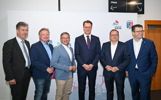 v.l.: Schuchardt, Geschäfsführer; Berg, OB Oberhausen; Herter, Vorsitzender Städtetag NRW; Wüst, MP NRW; Kufen, stellv. Vorsitzender; Küsters, stellv. Vorsitzender 
