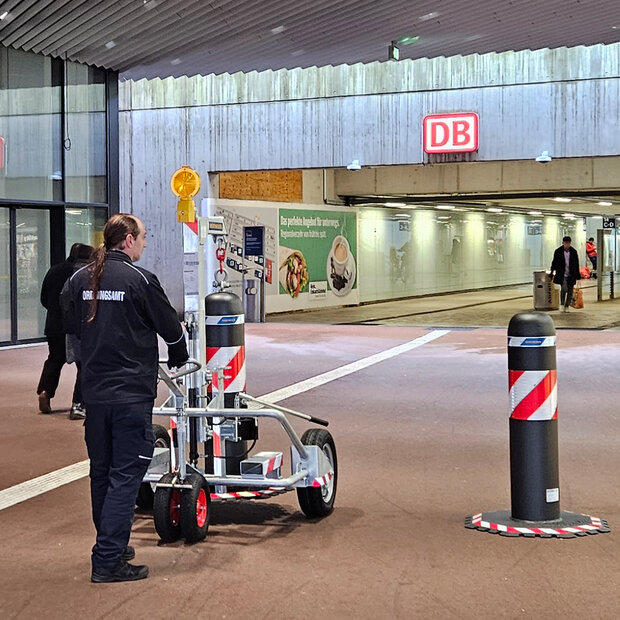 Ein Mitarbeiter des Ordnungsamts steht vor Sicherheitspollern.