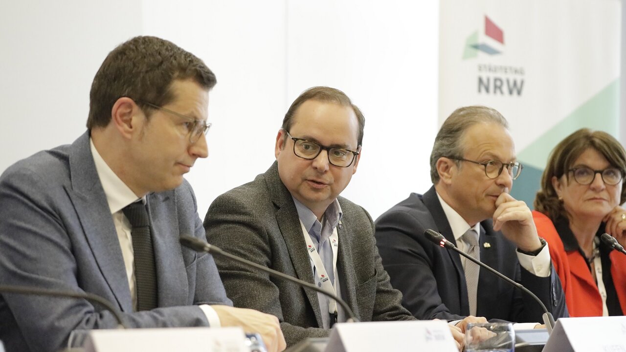 Pressekonferenz v.l.: Oberbürgermeister Thomas Eiskirch, neuer Vorsitzender; Oberbürgermeister Thomas Kufen, stellvertretender Vorsitzender; Reiner Breuer, Bürgermeister der Gastgeberstadt Neuss; Verena Göppert, stellvertretende Geschäftsführerin