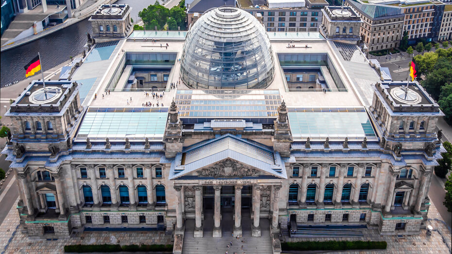 Blick aus der Vogelperspektive auf das Reichstagsgebäude, in dem der Deutsche Bundestag seinen Sitz hat