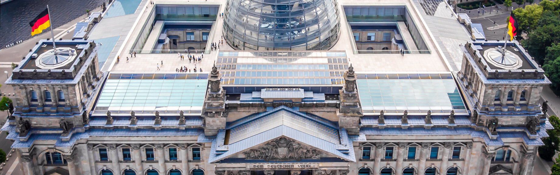 Blick aus der Vogelperspektive auf das Reichstagsgebäude, in dem der Deutsche Bundestag seinen Sitz hat