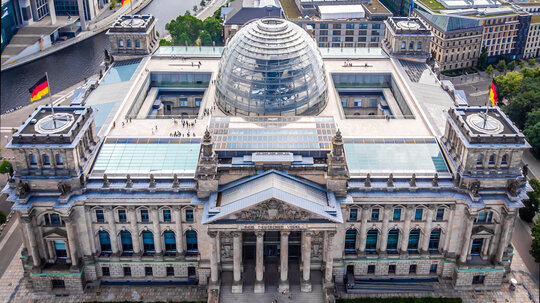 Blick aus der Vogelperspektive auf das Reichstagsgebäude, in dem der Deutsche Bundestag seinen Sitz hat