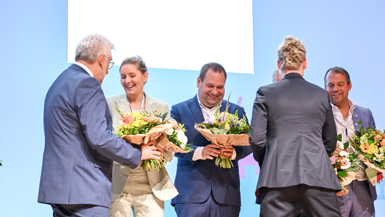 Plenum Teil II Gratulation nach Wahl