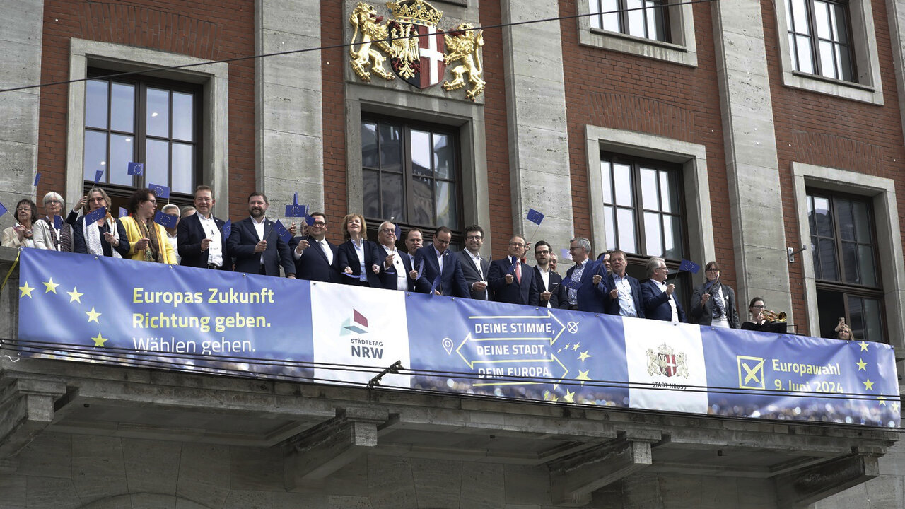 Aktion zur Europawahl auf dem Balkon des Neusser Rathauses