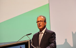 Reiner Breuer, Bürgermeister von Neuss, begrüßt die Delegierten und Gäste bei Mitgliederversammlung des Städtetages NRW 2024