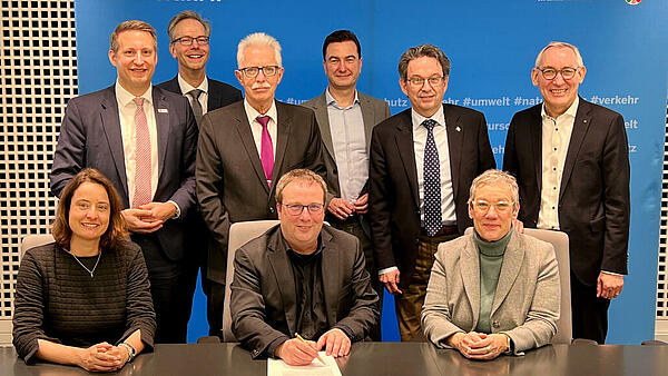 Gruppenfoto der Unterzeichnenden der "Regional-Initiative Wind". Für den Städtetag NRW mit dabei: Sibylle Keupen, Mitglied des Vorstandes des kommunalen Spitzenverbandes und Oberbürgermeisterin aus Aaachen 