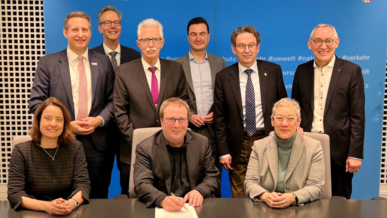 Gruppenfoto der Unterzeichnenden der "Regional-Initiative Wind". Für den Städtetag NRW mit dabei: Sibylle Keupen, Mitglied des Vorstandes des kommunalen Spitzenverbandes und Oberbürgermeisterin aus Aaachen 