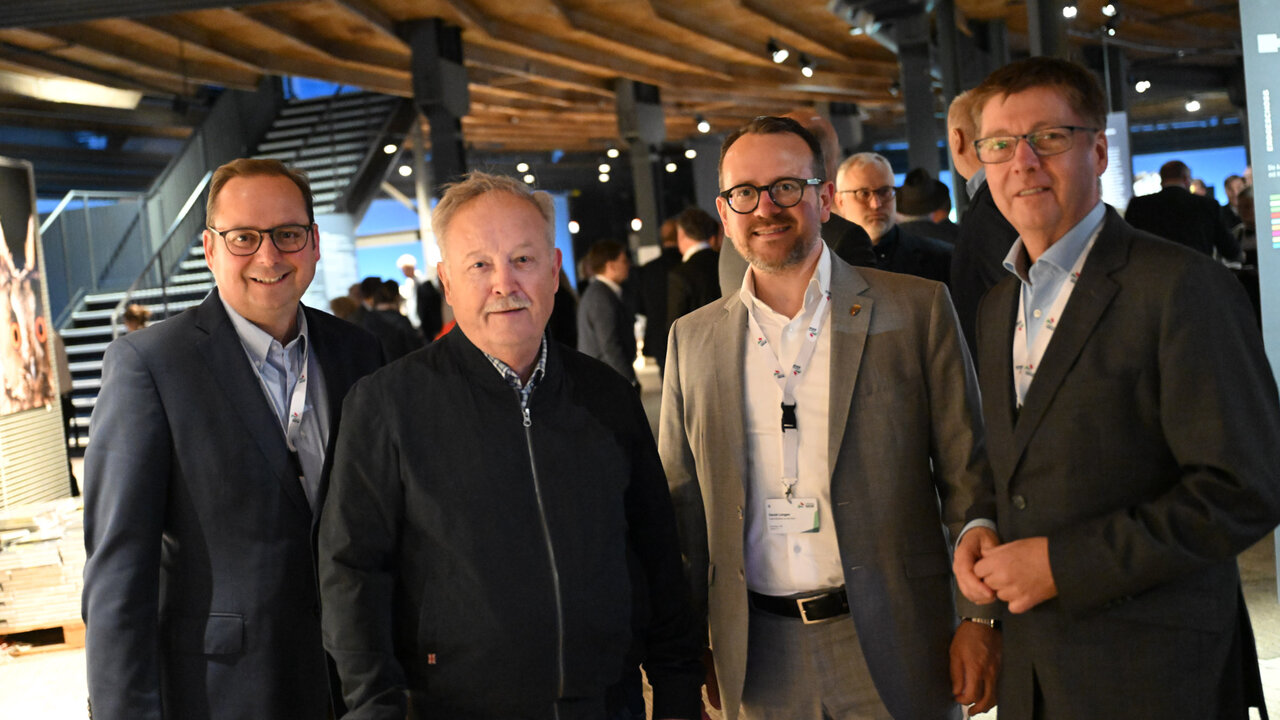 Gruppenbild mit Thomas Kufen, stellvertretender Vorsitzender des Städtetages NRW, im Gasometer