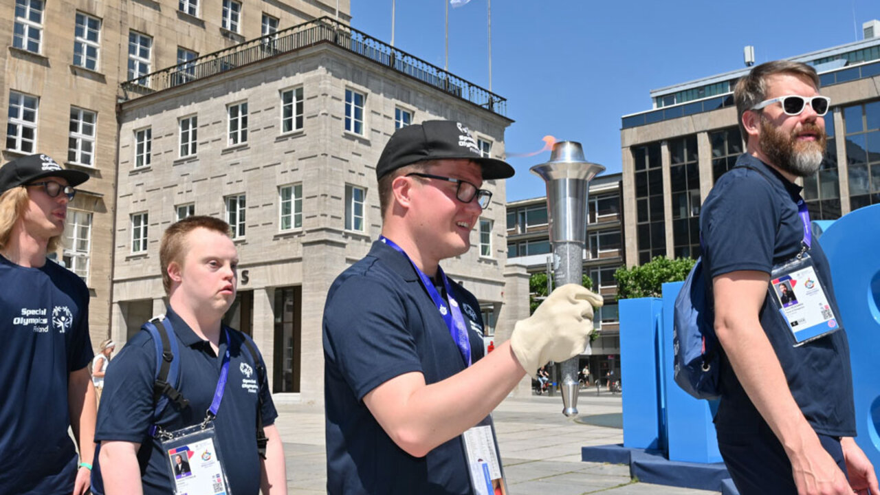 Die Host Town Bochum hat gemeinsam mit dem Team aus Finnland das Olympische Feuer entzündet.