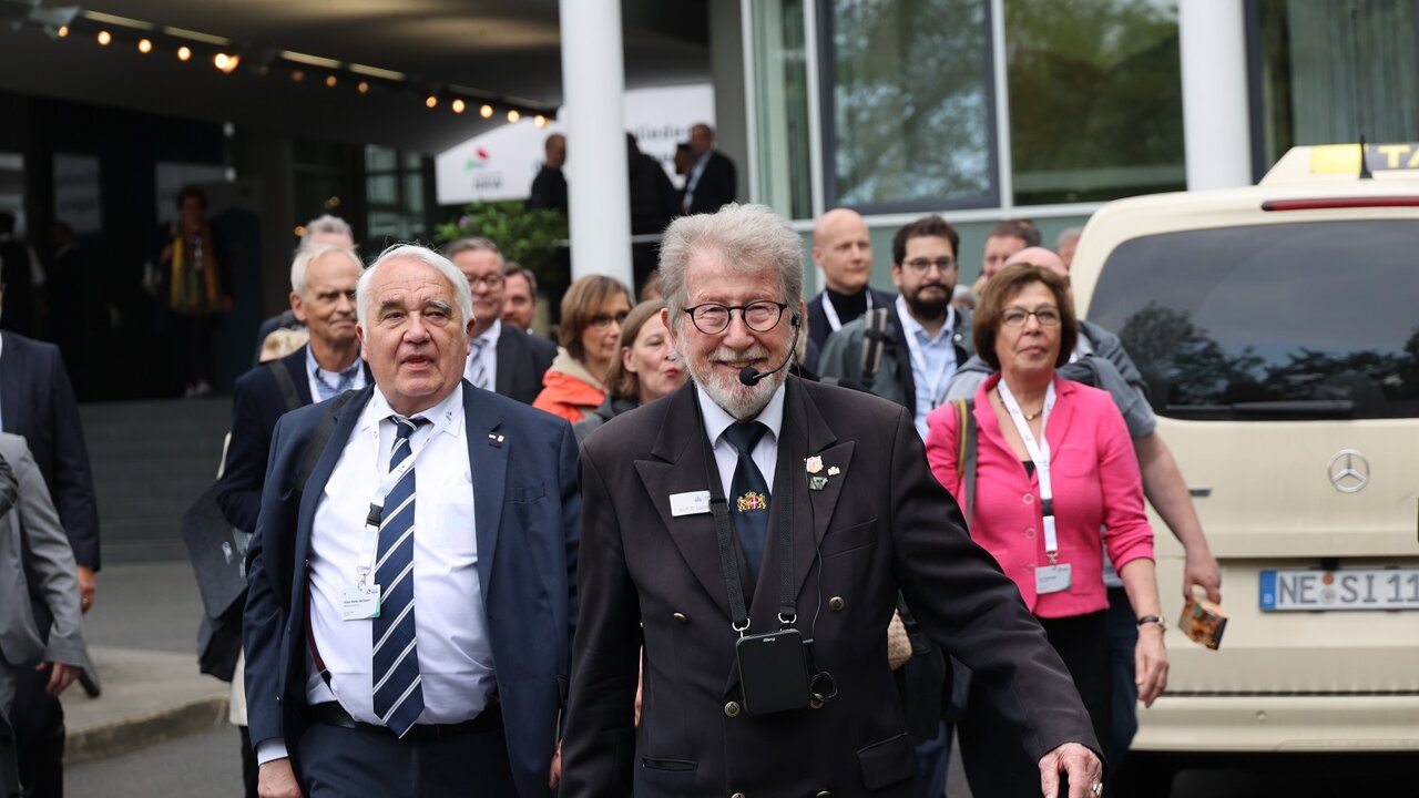 Die Teilnehmerinnen und Teilnehmer der Mitgliederversammlung des Städtetages NRW in Neuss starteten am ersten Tag mit Exkursionen