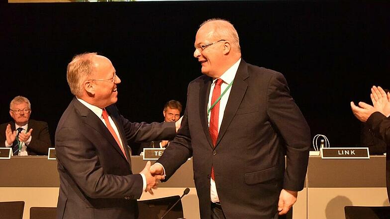 Thomas Hunsteger-Petermann, bisheriger Vorsitzender des Städtetages NRW (rechts), gratuliert Pit Clausen zur Wahl zum Vorsitzenden des Städtetages NRW