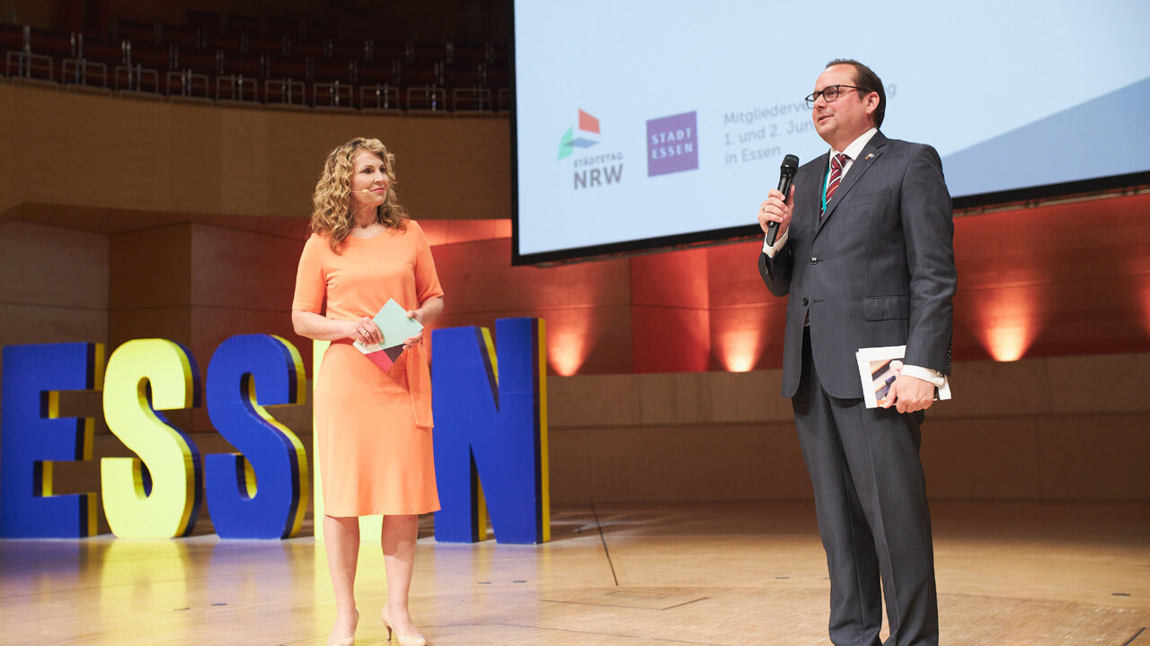 Moderatorin Susanne Wieseler und Essens Oberbürgermeister Thomas Kufen