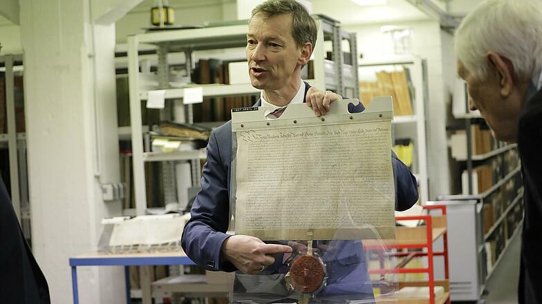Dr. Jens Metzdorf auf der Exkursion ins Stadtarchiv