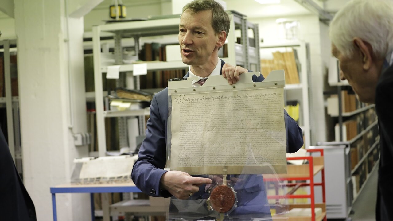 Dr. Jens Metzdorf auf der Exkursion ins Stadtarchiv