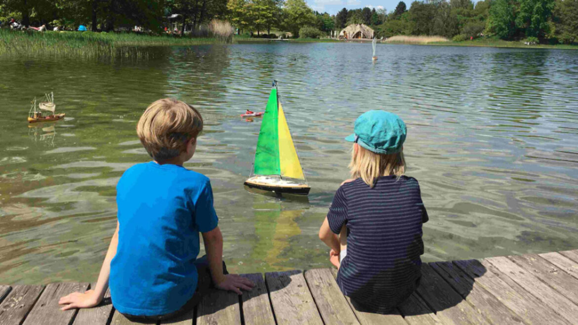 Kinder im Park am Seeufer