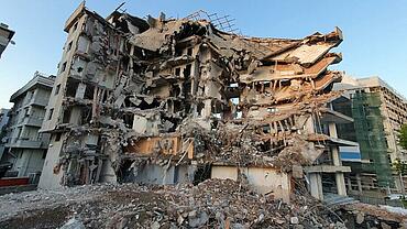 Zerstörtes Gebäude nach Erdbeben in der Türkei im Februar 2023