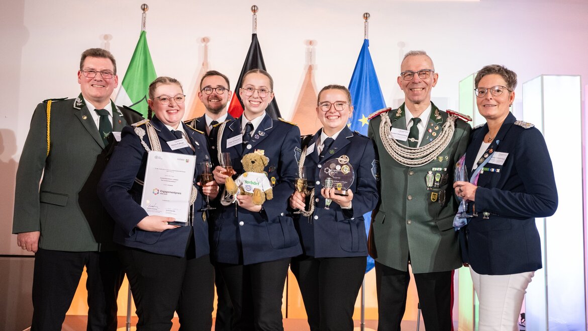 Mitglieder der St. Josefs und St. Gereon Schützenbruderschaft Viersen nehmen den 1. Jurypreis für ihr Projekt "Vorstandspraktikum / Leitfaden 'Das Vorstandspraktikum'" im Rahmen der Preisverleihung am 15. Dezember 2025 in Düsseldorf entgegen. 