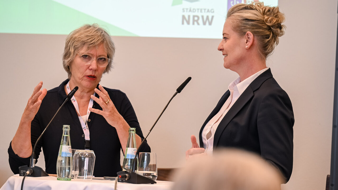 Forum B "Lernräume mit Vielfalt – Stadtgesellschaften mit starkem Zusammenhalt" mit (v.l.) Daniela Schneckenburger, Beigeordnete des Städtetages Nordrhein-Westfalen und Andrea Henze, Oberbürgermeisterin der Stadt Gelsenkirchen