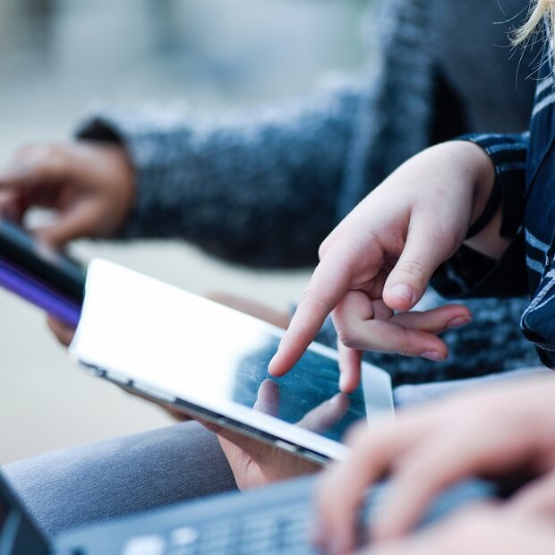 Jugendliche tippen auf iPads.