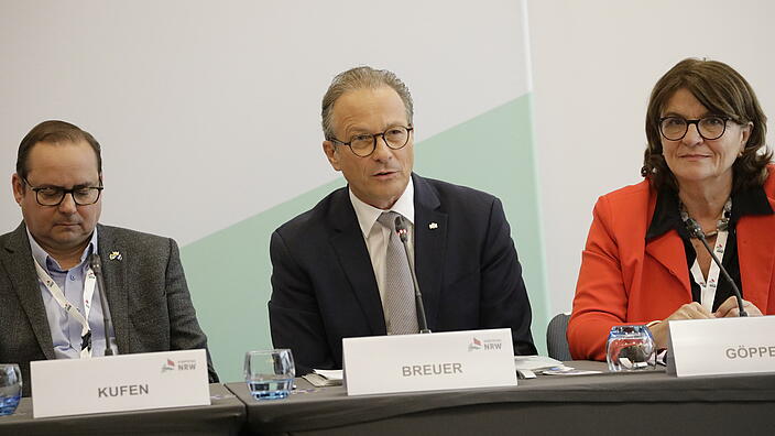 v.l.: Oberbürgermeister Thomas Kufen, stellvertretender Vorsitzender; Reiner Breuer, Bürgermeister der Gastgeberstadt Neuss; Verena Göppert, stellvertretende Geschäftsführerin