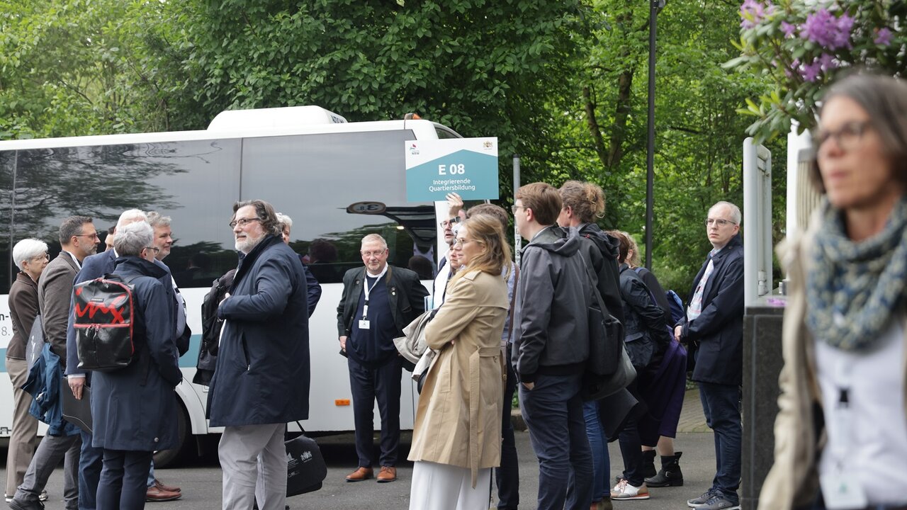 Die Teilnehmerinnen und Teilnehmer der Mitgliederversammlung des Städtetages NRW in Neuss warteten vor der Stadthalle auf den Start der Exkursionen