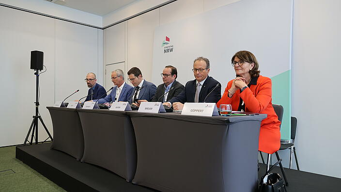 Pressekonferenz bei Mitgliederversammlung des Städtetages NRW: v. l.: Timm Steinborn, Pressesprecher; Helmut Dedy, Geschäftsführer; Oberbürgermeister Thomas Eiskirch, neuer Vorsitzender; Oberbürgermeister Thomas Kufen, stellvertretender Vorsitzender; Reiner Breuer, Bürgermeister der Gastgeberstadt Neuss; Verena Göppert, stellvertretende Geschäftsführerin