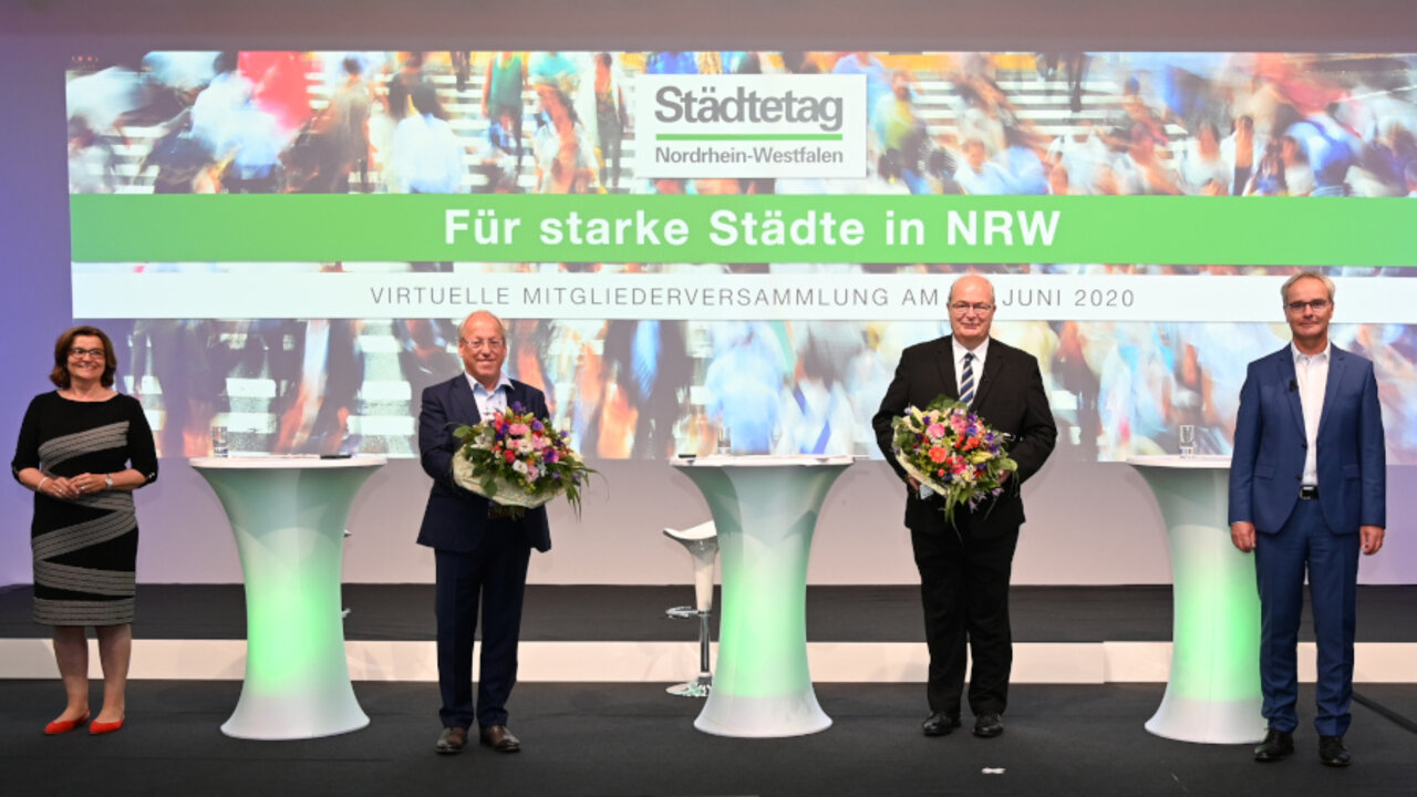 Spitze des Städtetages NRW: Stellvertretende Geschäftsführerin Verena Göppert, Vorsitzender Pit Clausen, stellvertretender Vorsitzender Thomas Hunsteger-Peterman, Geschäftsführer Helmut Dedy