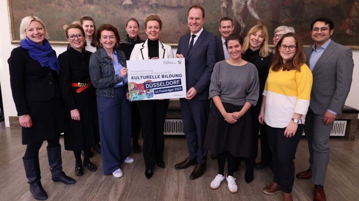 Die Beigeordnete der Stadt Düsseldorf Miriam Koch, Kulturministerin des Landes NRW Ina Brandes und Oberbürgermeister Dr. Stephan Keller (v.l.) freuten sich mit engagierten Vertretern aus Kulturamt, Kulturinstituten und Politik über die Auszeichnung.