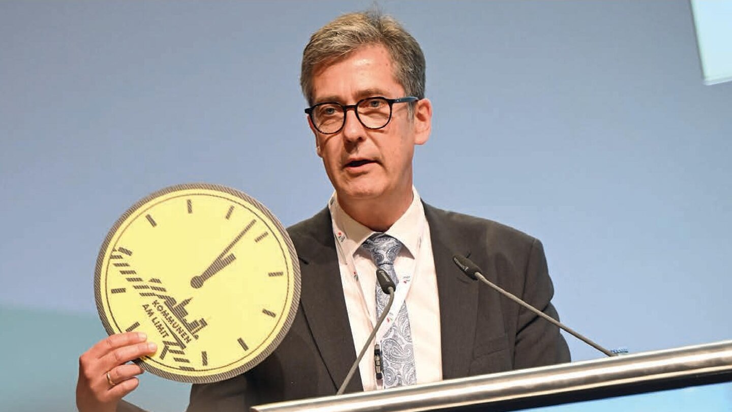 Der Vorsitzende des Städtetages NRW, Christian Schuchardt, spricht bei der Mitgliederversammlung 2026 vor dem Plenum zum Aktionstag "Kommunen am Limit"