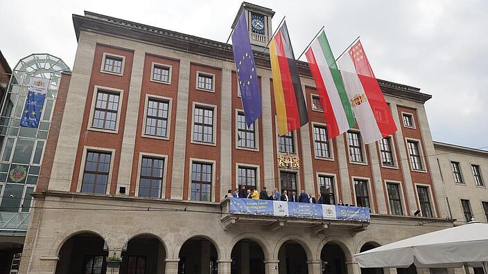 Aktion zur Europawahl auf dem Balkon des Neusser Rathauses