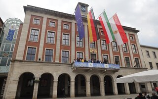 Aktion zur Europawahl auf dem Balkon des Neusser Rathauses