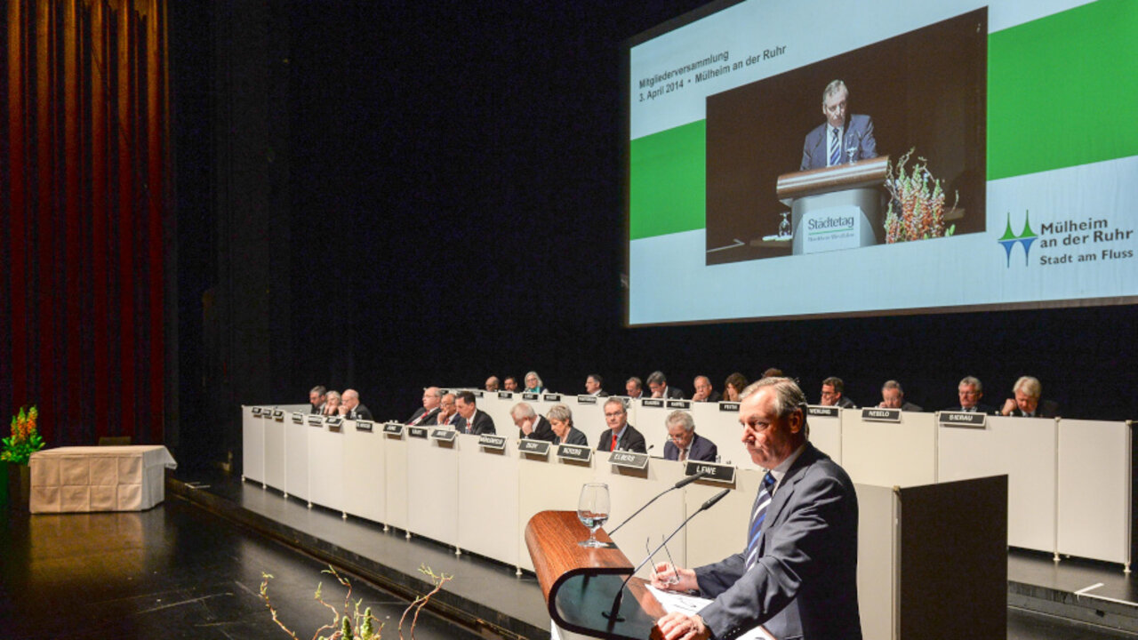Geschäftsführer Dr. Stephan Articus, im Hintergrund der Vorstand des Städtetages NRW