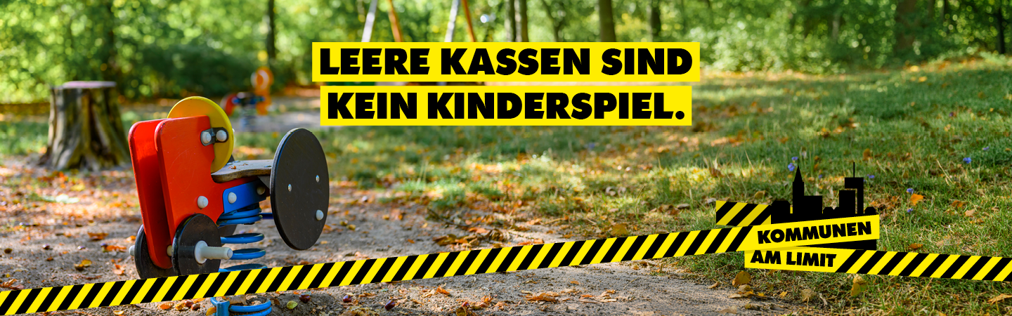Kampagnenmotiv zum Aktionstag "Kommunen am Limit": Blick auf ein Schaukelspielzeug auf einem Kinderspielplatz, darüber der Slogan "Leere Kassen sind kein Kinderspiel"